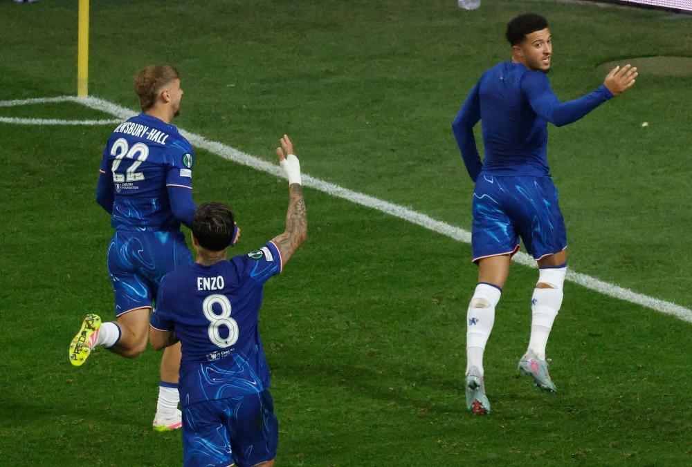 皇马客场3-0击败毕巴，阿诺德表现神勇但伤退，展现世界级水准，但伤病困扰持续。